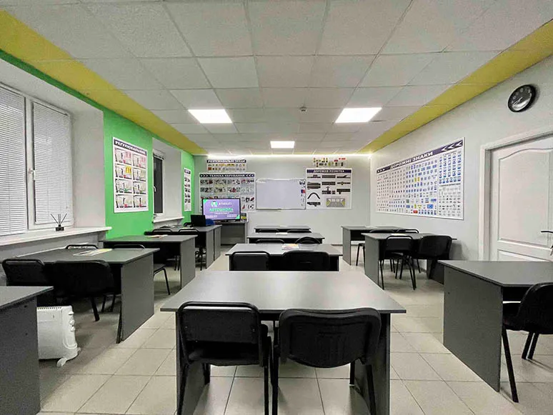 Сучасна аудиторія автошколи Драйвер+ з навчальними матеріалами та обладнанням