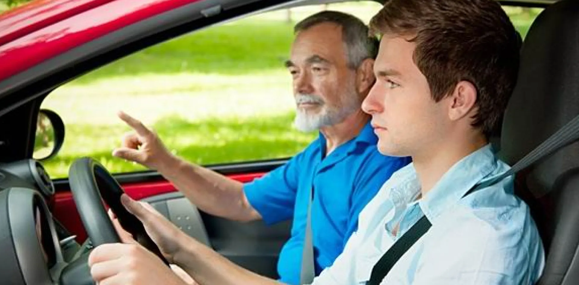Інструктор Драйвер+ пояснює учню техніку водіння в автомобілі
