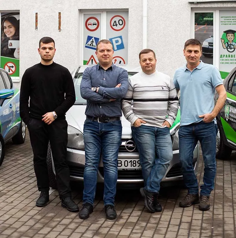 Команда інструкторів автошколи Драйвер+ біля навчального класу у Вінниці