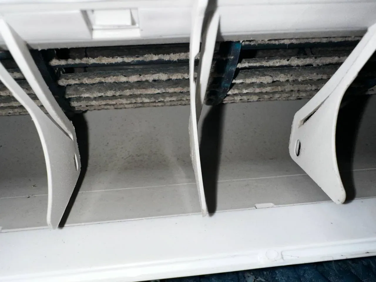 Внутрішня частина кондиціонера до чистки — накопичений пил та бруд на теплообміннику