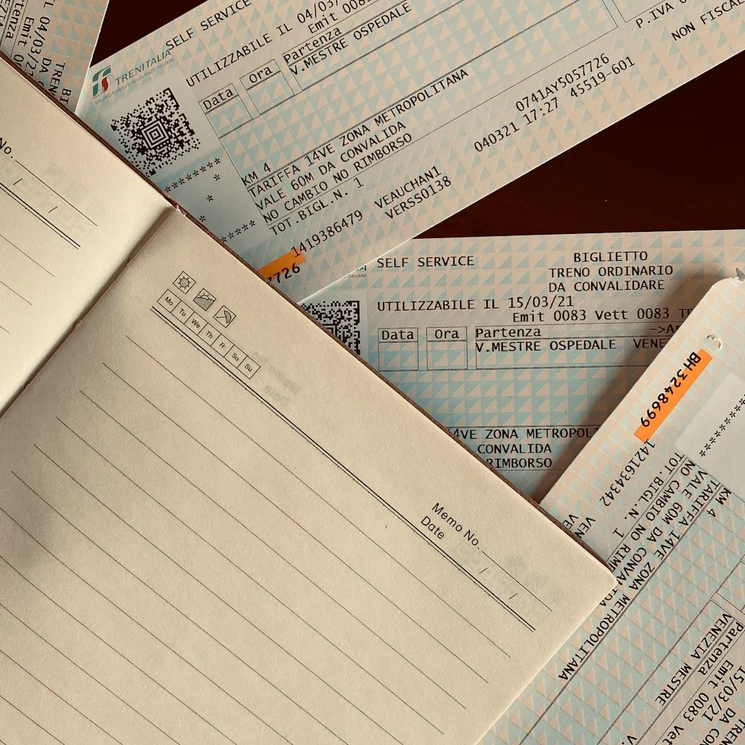 На зображенні представлено кілька італійських транспортних квитків на громадський транспорт, розклад