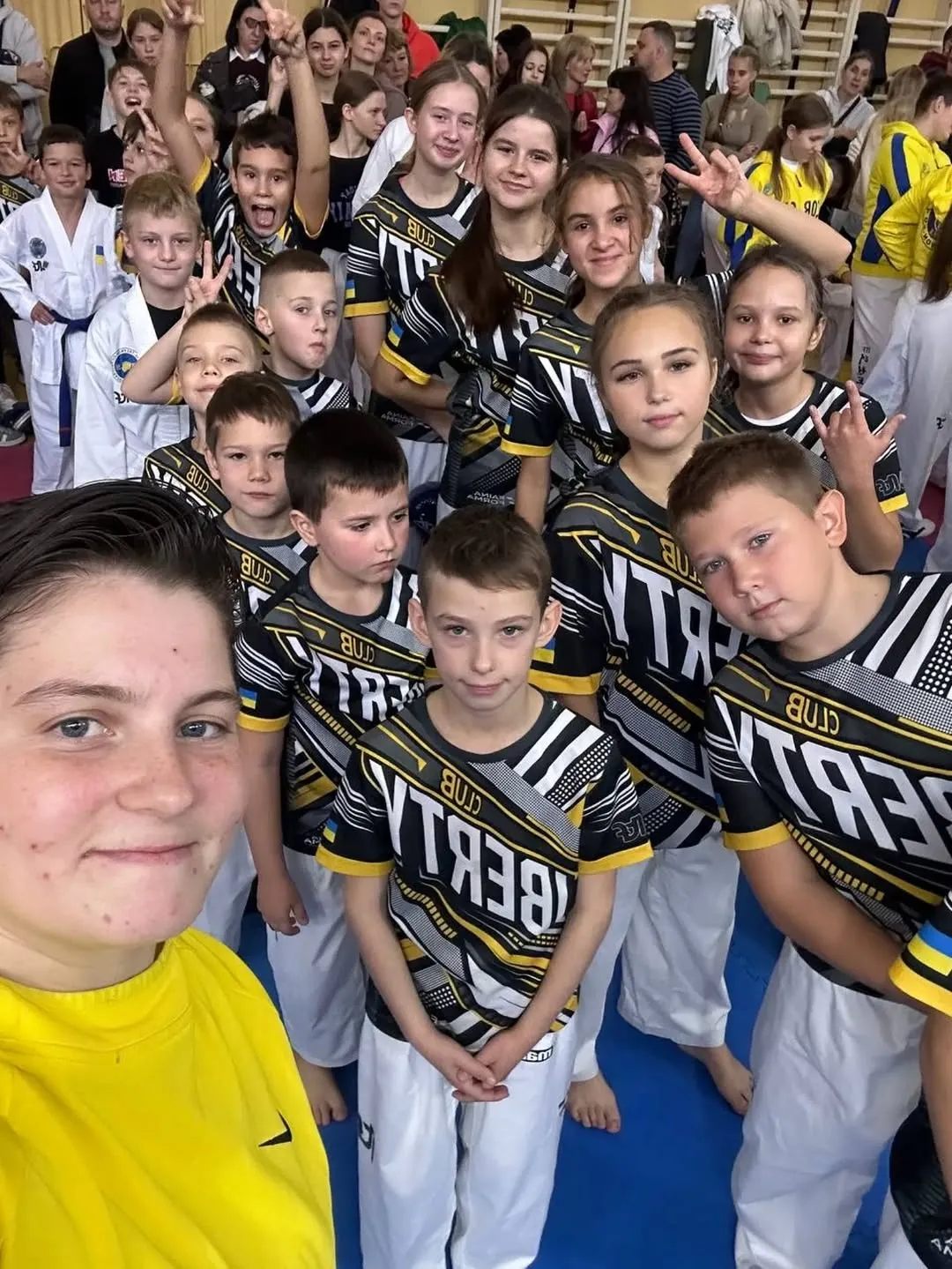 Діти у формі Liberty Club після тренування — радісні обличчя