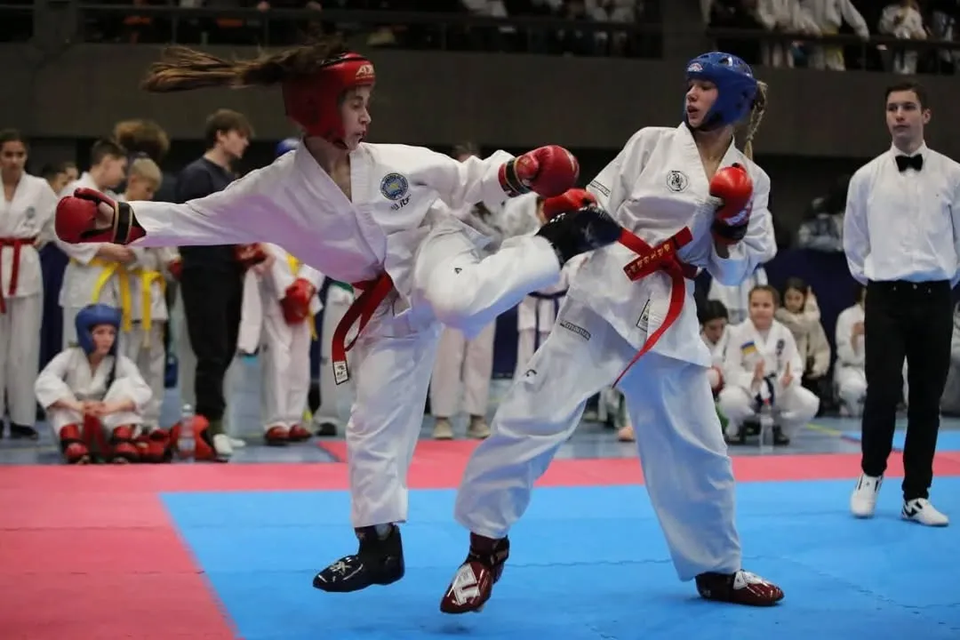 Спаринг дівчаток на змаганнях з таеквон-до — удар ногою