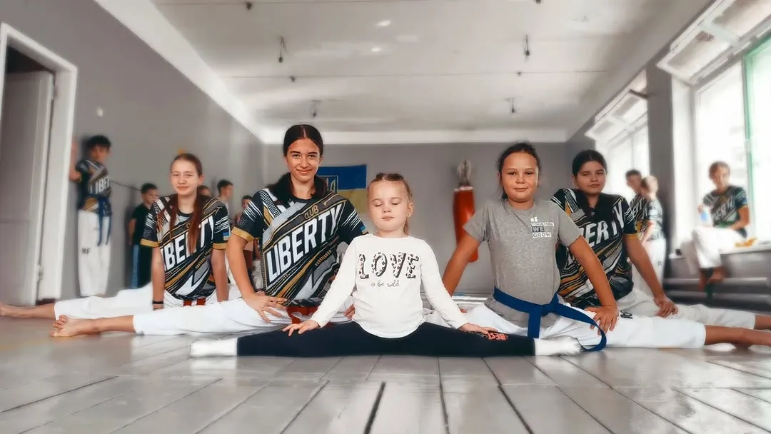 Діти на тренуванні Liberty Club виконують розтяжку