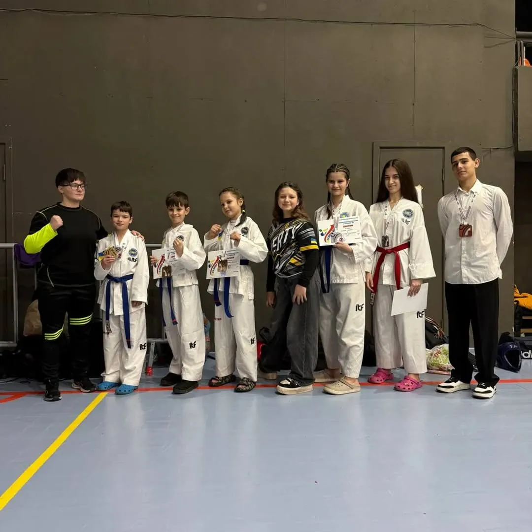 Діти з медалями і грамотами після змагань з тренерами