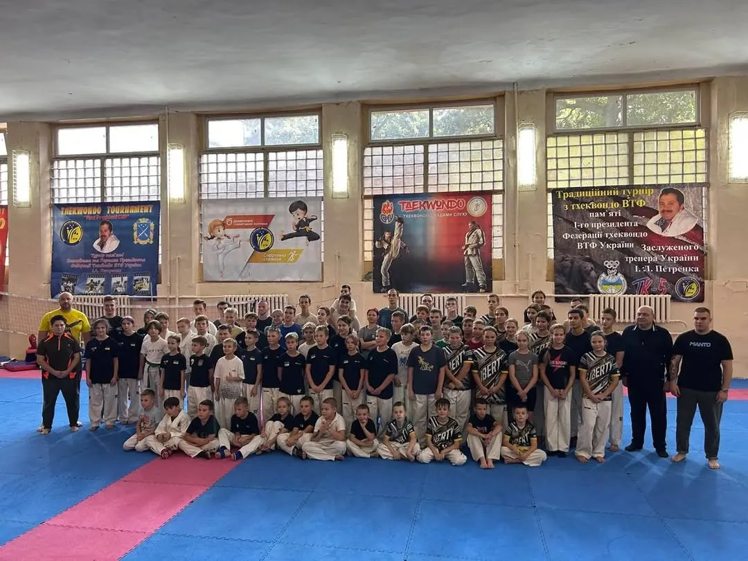 Велике групове фото дітей Liberty Club з тренерами