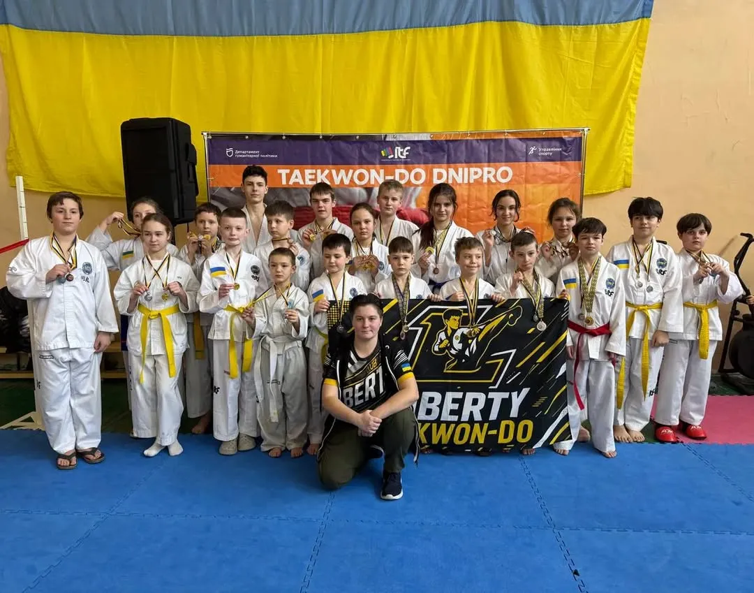 Команда Liberty Club з медалями та нагородами після змагань — 20 дітей з тренером