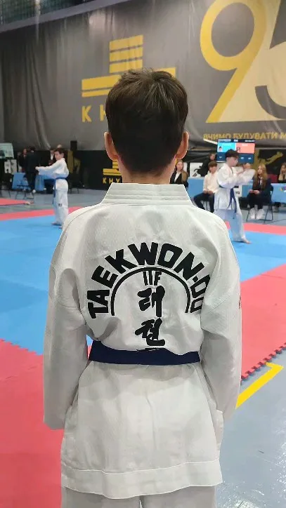 Юний спортсмен у добоку на змаганнях — TAEKWONDO ITF