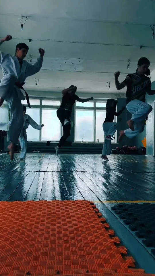 Тренування з таеквон-до у залі клубу Liberty — відпрацювання техніки