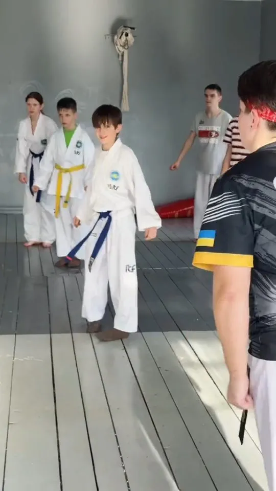 Тренування дітей у клубі Liberty — хлопчик виконує вправу під наглядом тренера