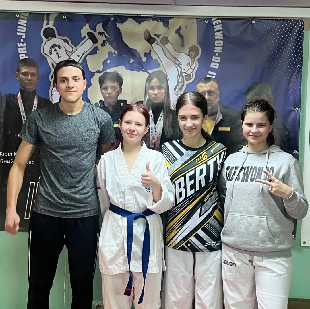 Дівчата-підлітки на змаганнях, дружня атмосфера