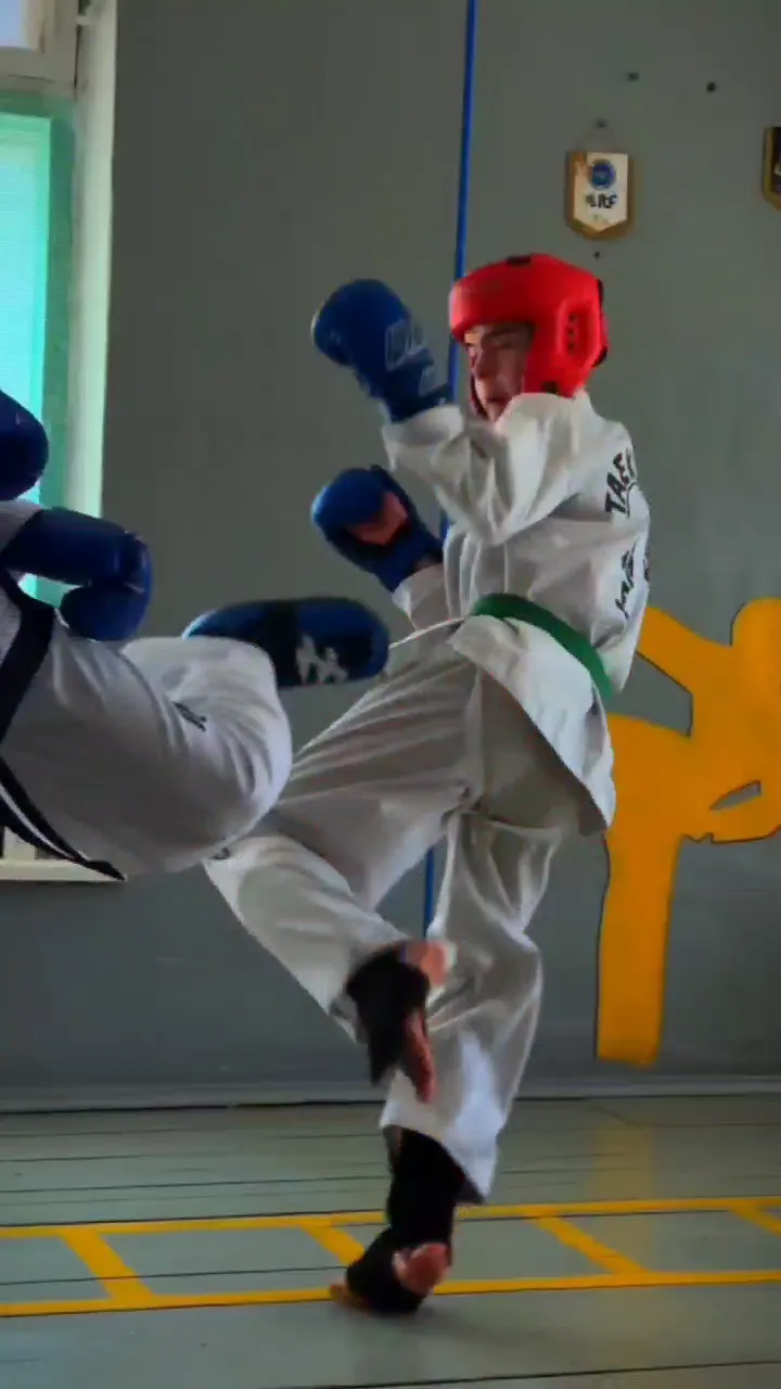 Спаринг на тренуванні — дитина виконує високий удар ногою