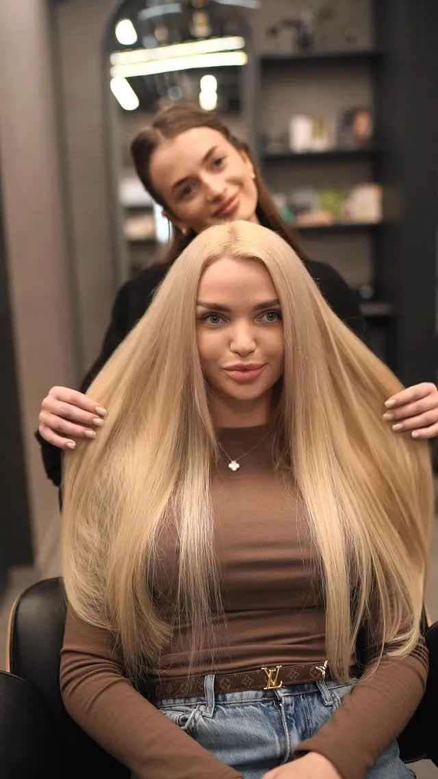 Стилістка і клієнтка з платиновим блондом в інтер'єрі преміум-салону Good Life в Ужгороді