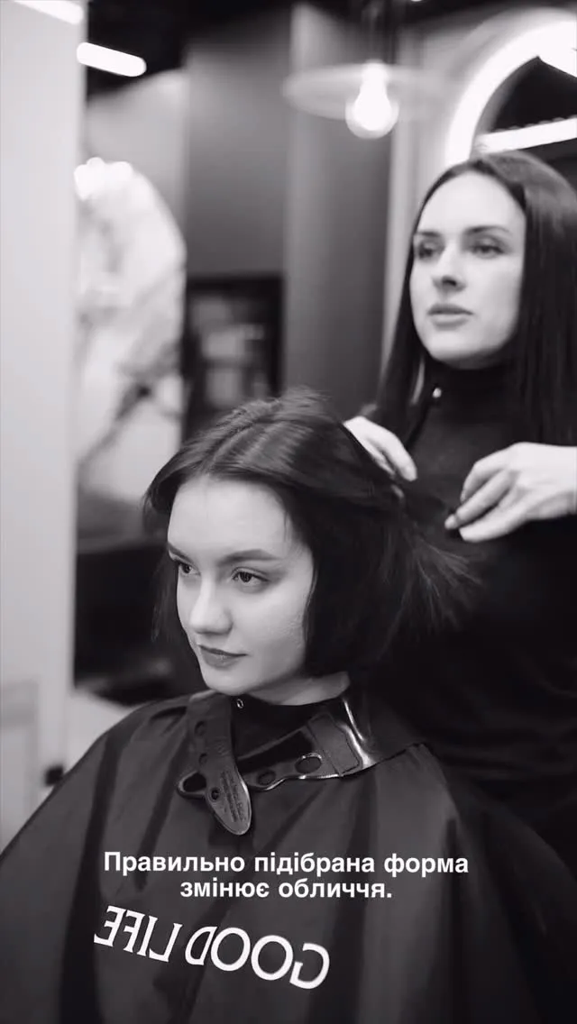 Майстер Good Life salon за роботою — створення стрижки