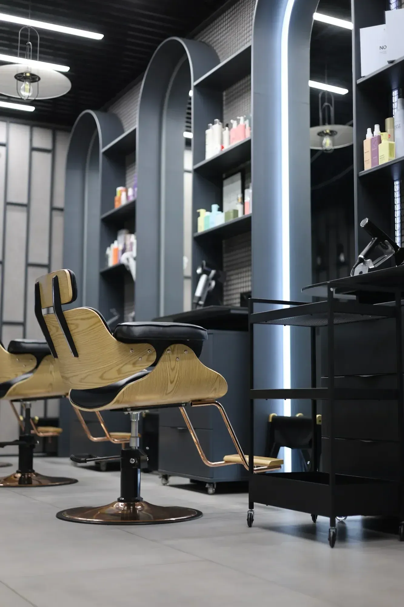 Інтер'єр салону Good Life — сучасний дизайн, перукарські крісла та професійне обладнання