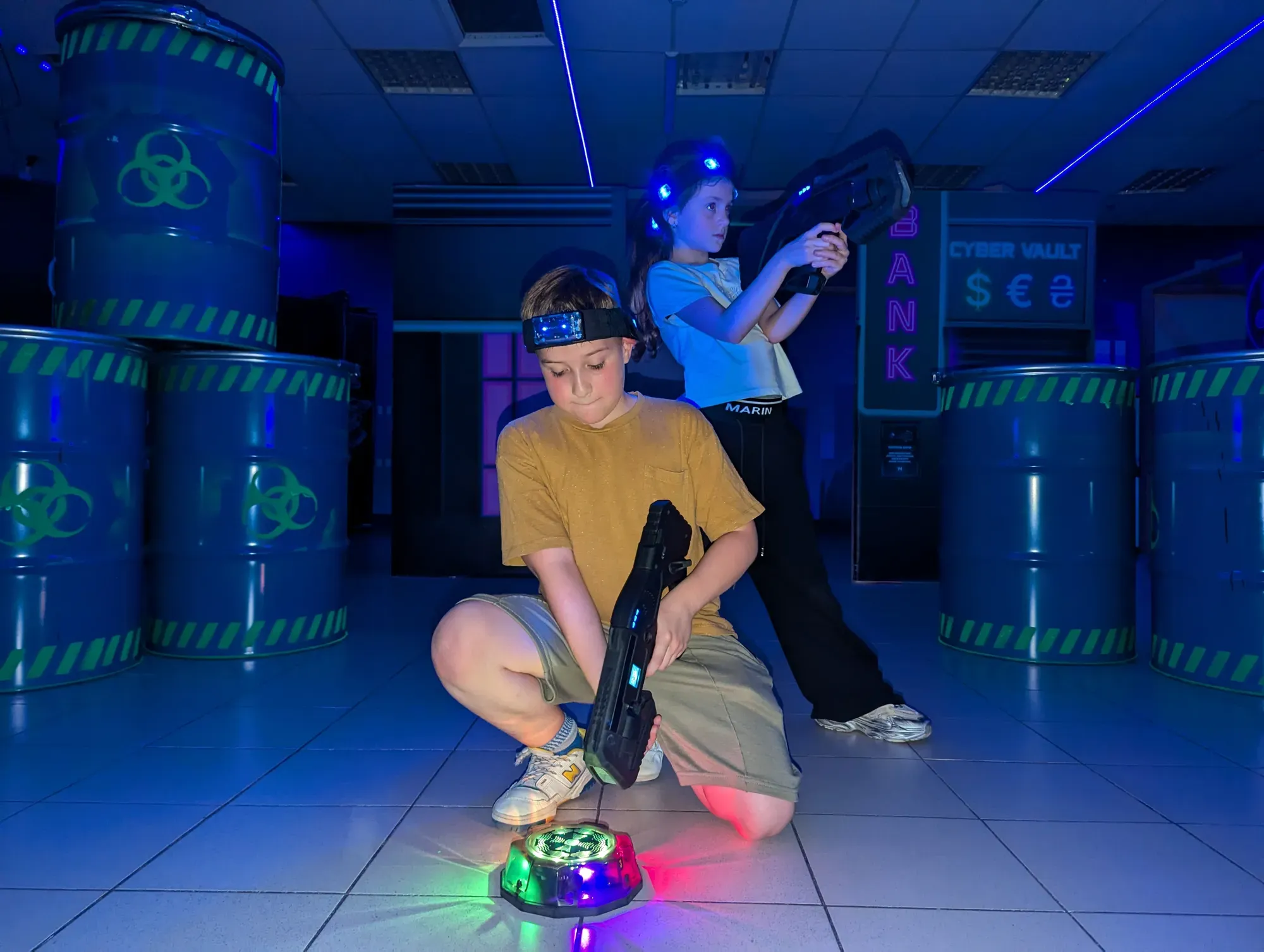 Діти грають у лазертаг на ігровому майданчику клубу Авалон