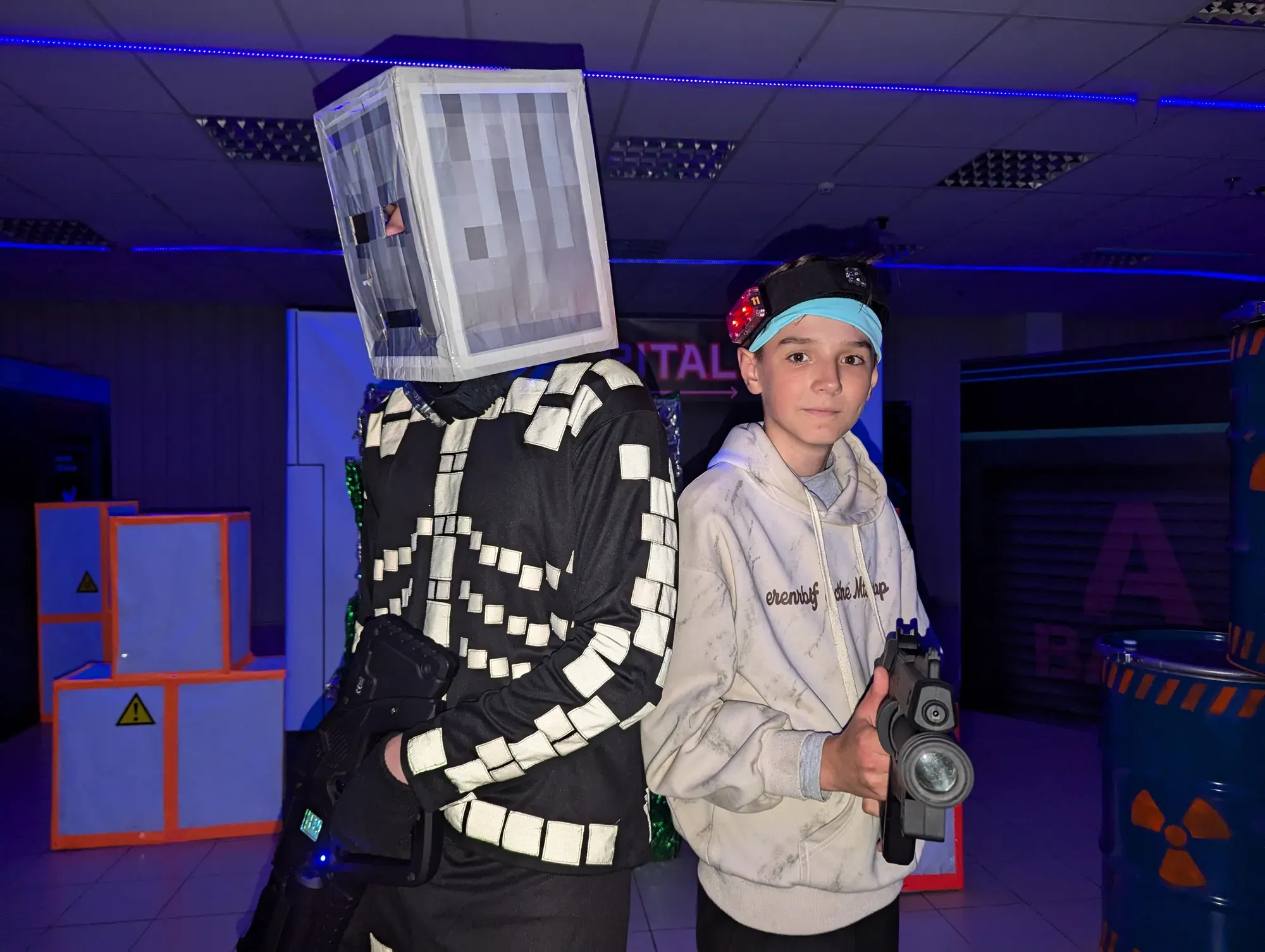 Дитина з персонажем Скелета з Майнкрафт у клубі Авалон