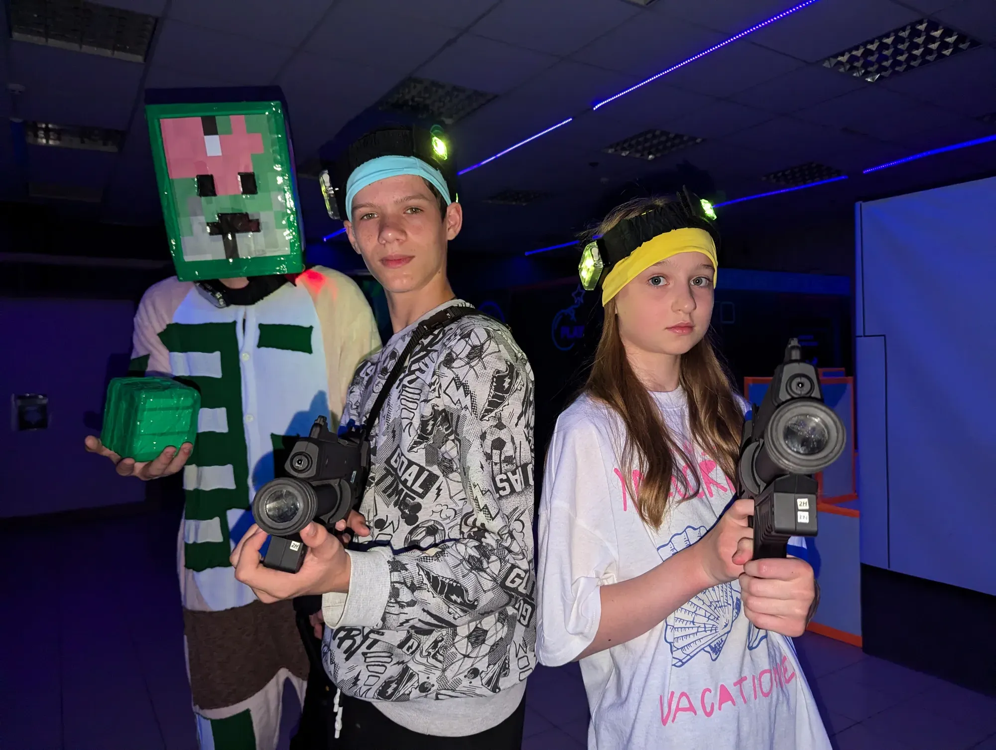 Діти з персонажем Minecraft Creeper під час авторської програми