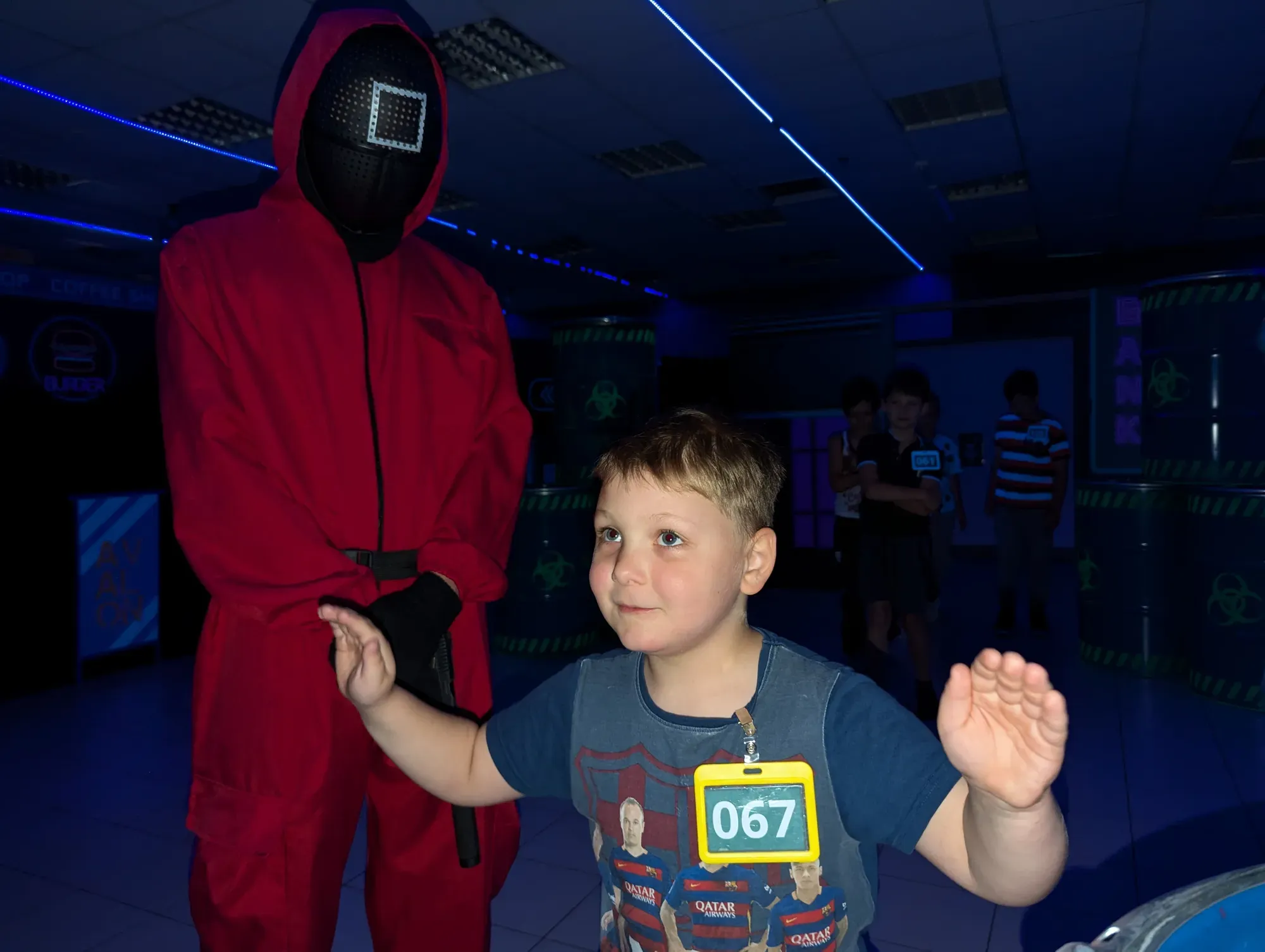 Дитина грає в програму Гра в Кальмара в лазертаг клубі Авалон