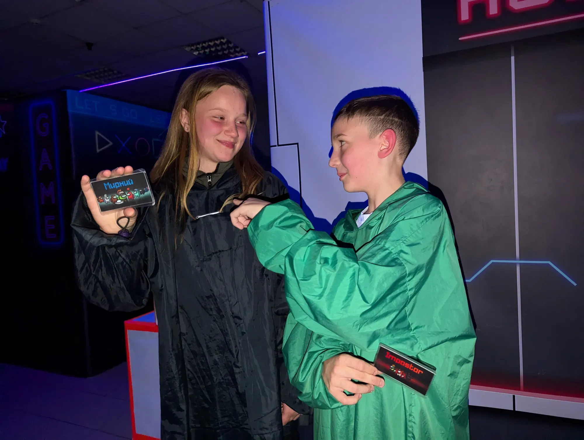 Підлітки з електронними табло результатів після гри в лазертаг