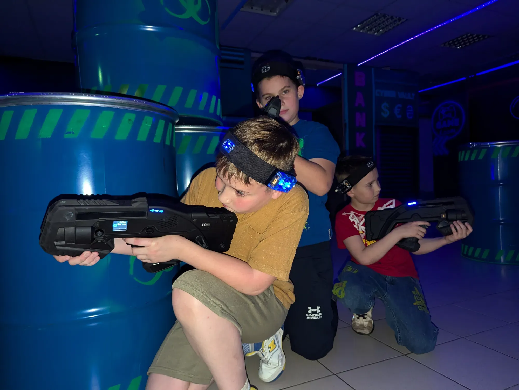 Інструктор Авалон керує грою з групою дітей у лазертаг арені