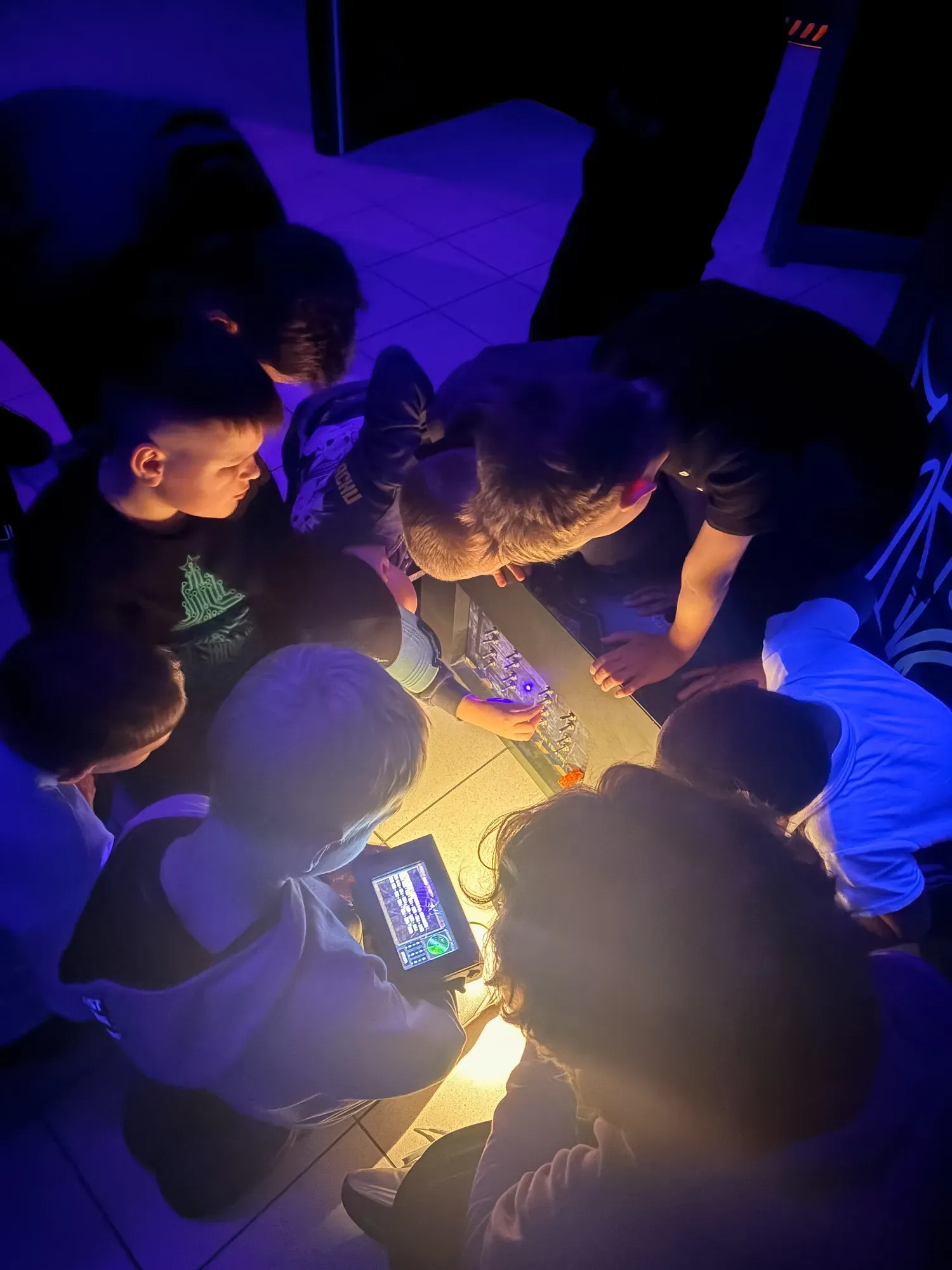 Група молодих людей вивчає правила лазертагу в атмосфері неонового клубу