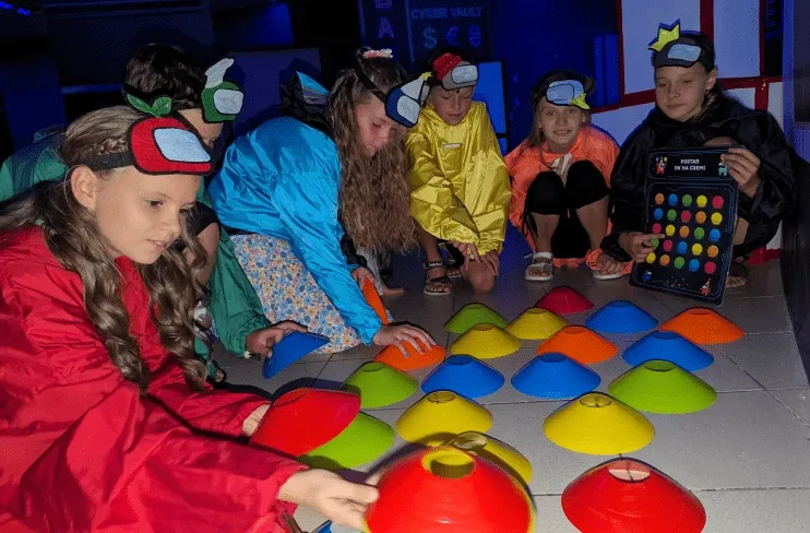 Діти грають у лазертаг з кольоровими мішенями в клубі Авалон у Білій Церкві