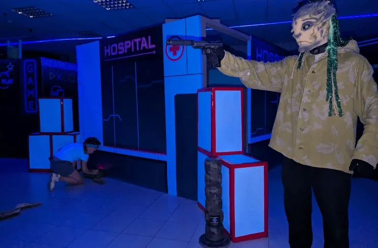 Гравець у масці та камуфляжі на лазертаг арені клубу Авалон