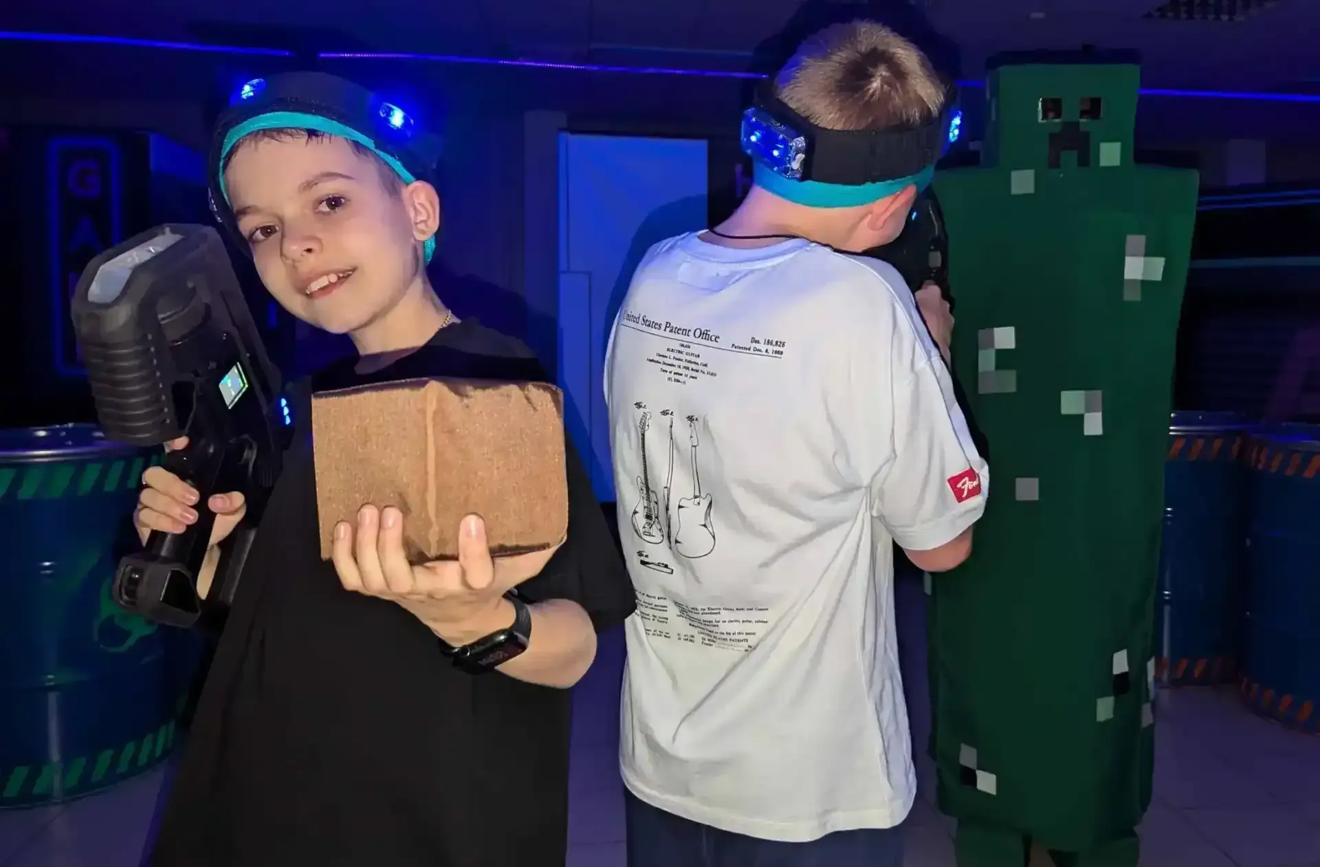 Діти грають у лазертаг з неоновим освітленням у клубі Авалон