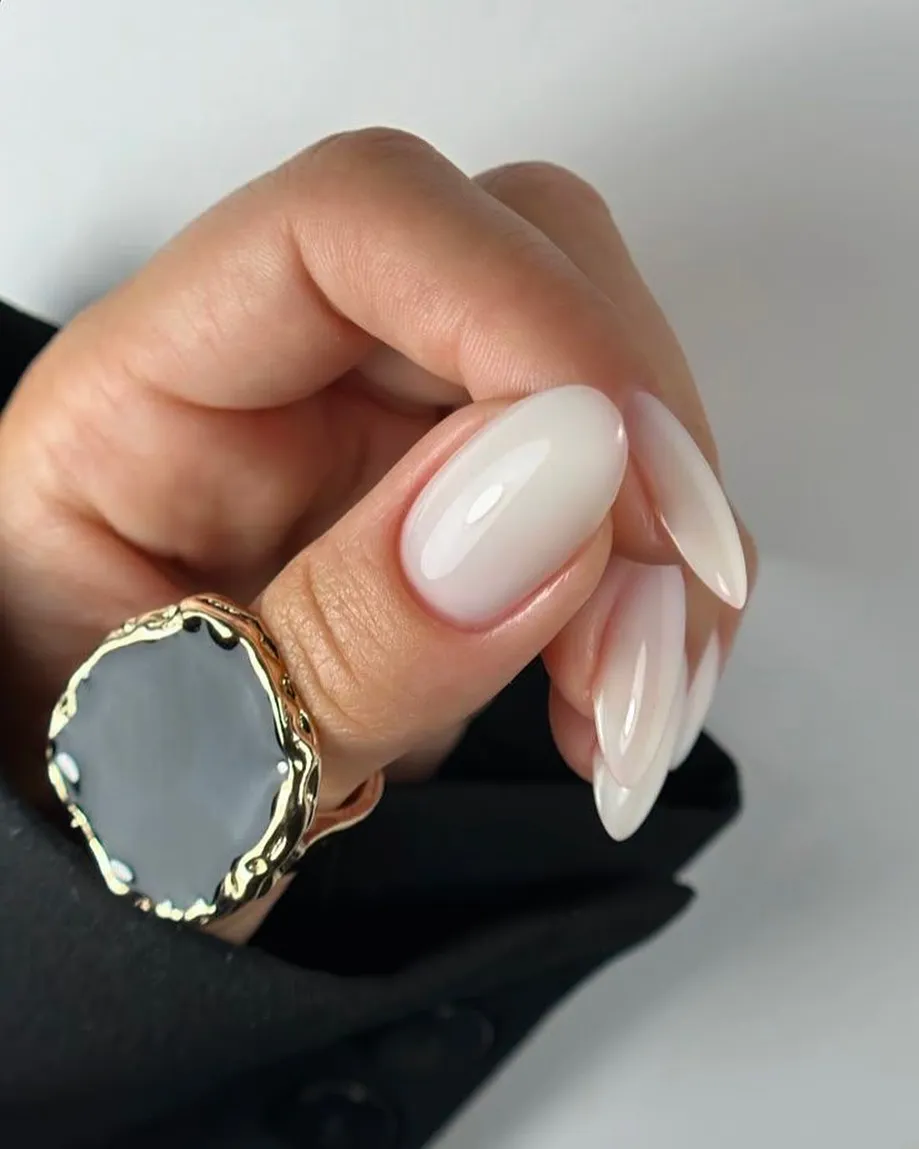 Білий перламутровий манікюр — елегантний дизайн нігтів