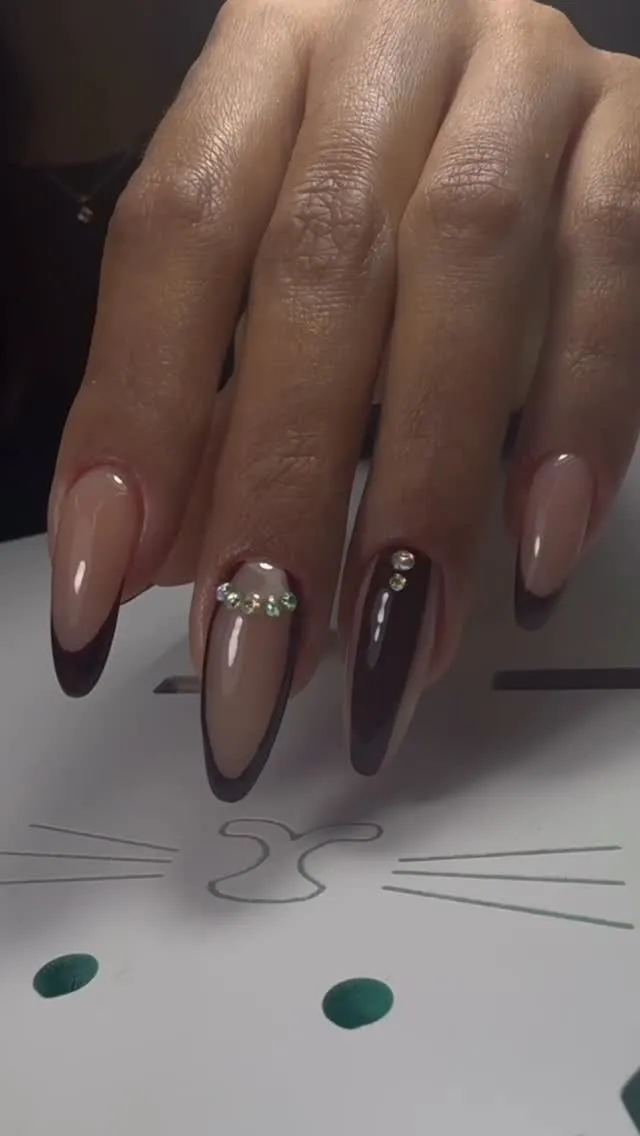 Нюдовий френч з стразами — витончений дизайн нігтів