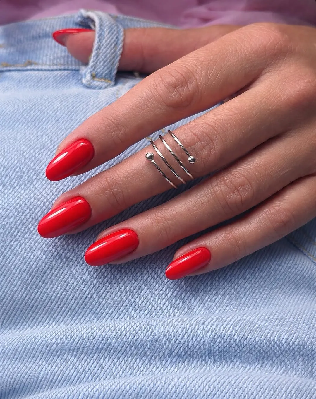 Яскравий червоний манікюр — робота салону Ely's