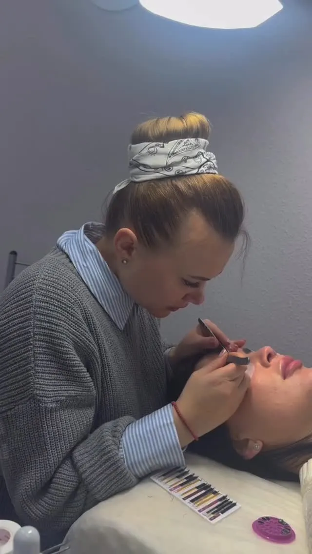 Майстер салону Ely's працює з клієнткою — процедура для вій