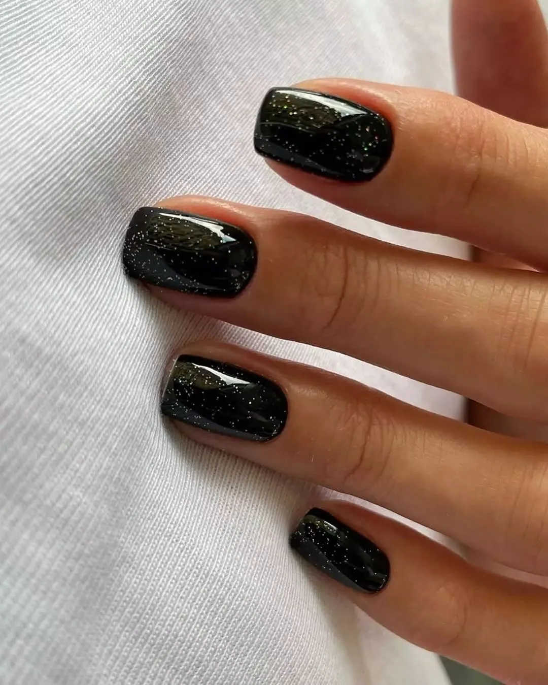 Темно-зелений манікюр з блискітками — Salon Ely's