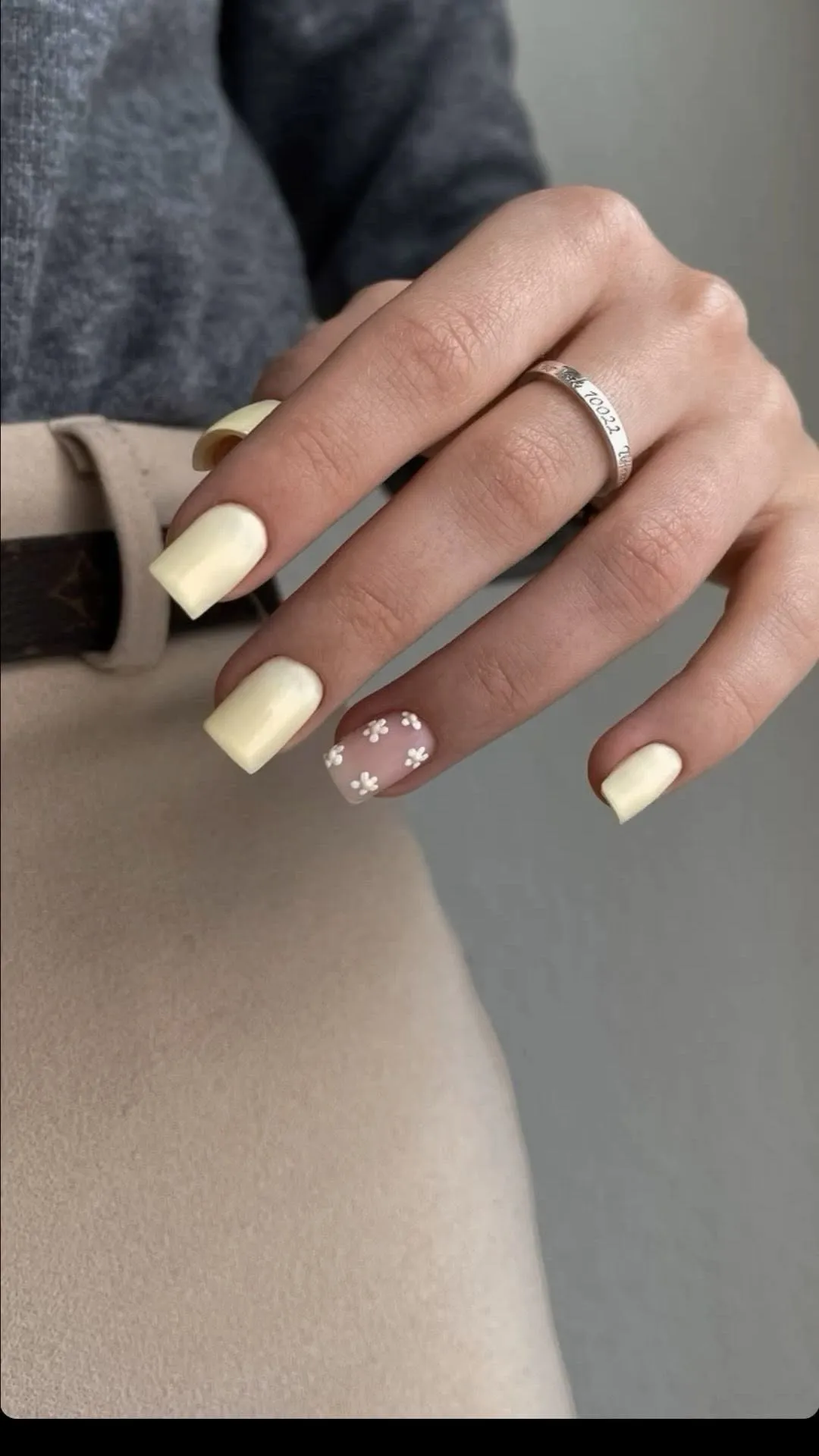 Жовтий манікюр з квітковим дизайном — салон Ely's