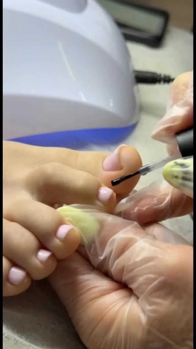 Процес професійного манікюру в салоні Ely's