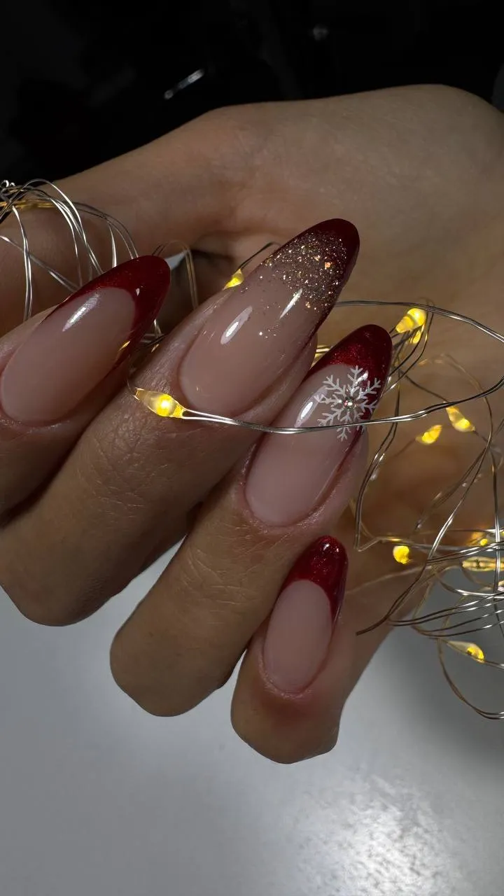 Святковий новорічний дизайн нігтів з блискітками