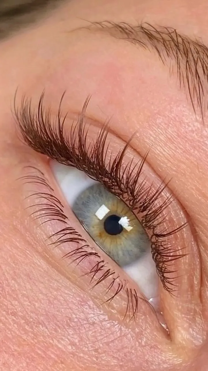 Результат ламінування вій — зелене око, підкручені вії