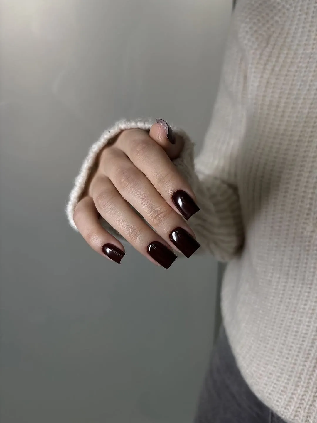 Темно-коричневий манікюр — робота салону Ely's