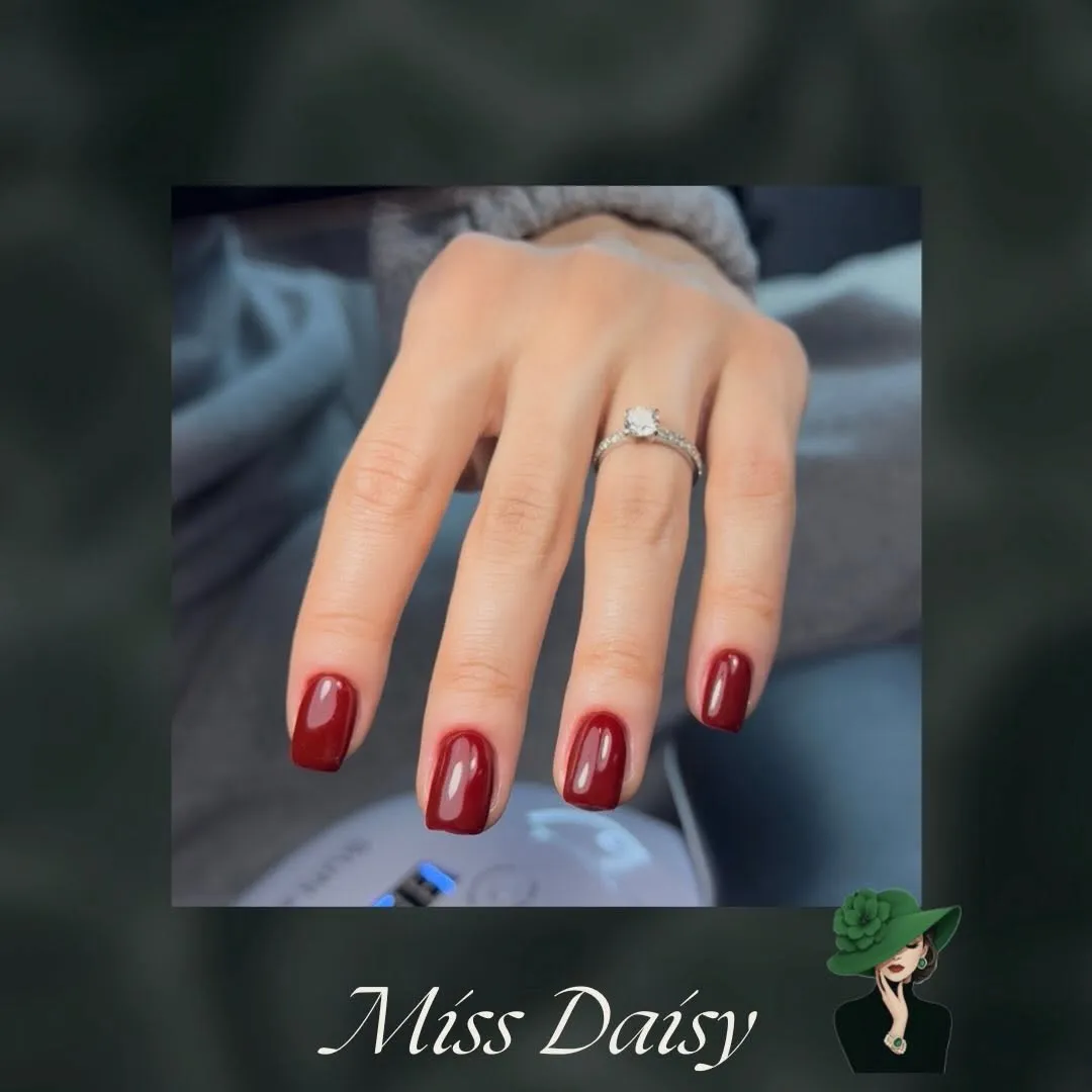 Манікюр у глибокому червоному кольорі