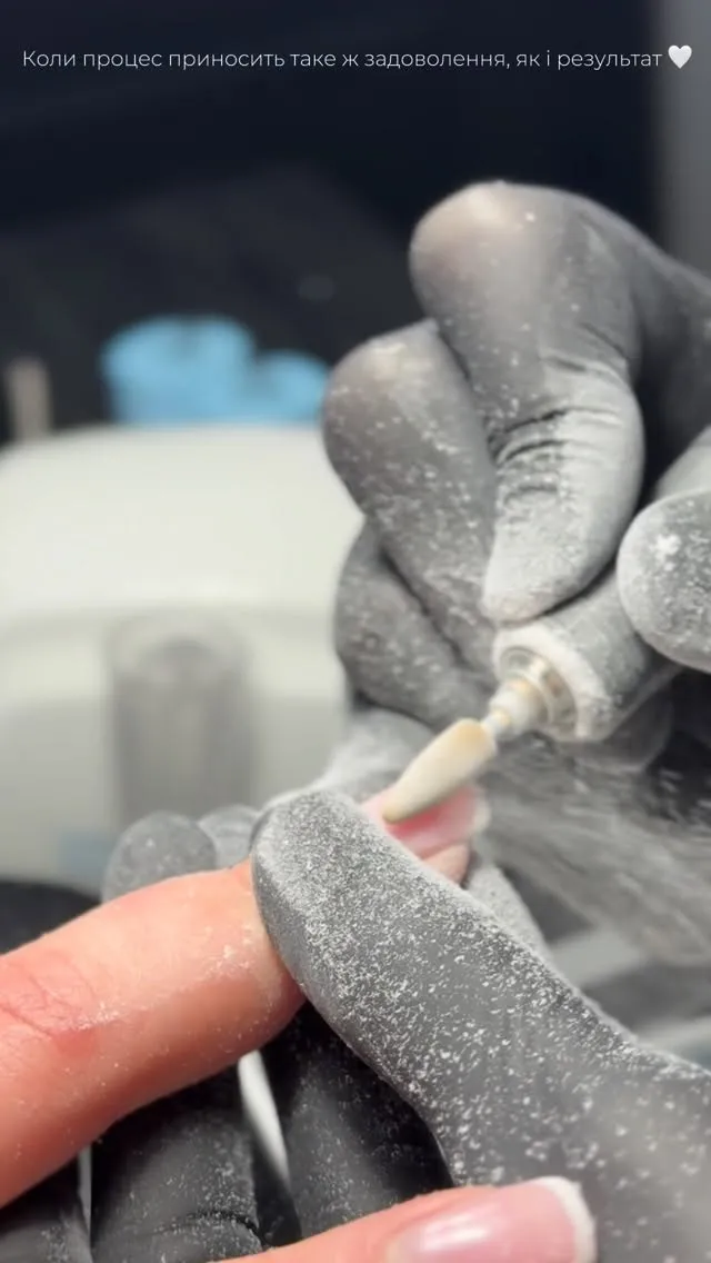 Професійний манікюр у Miss Daisy