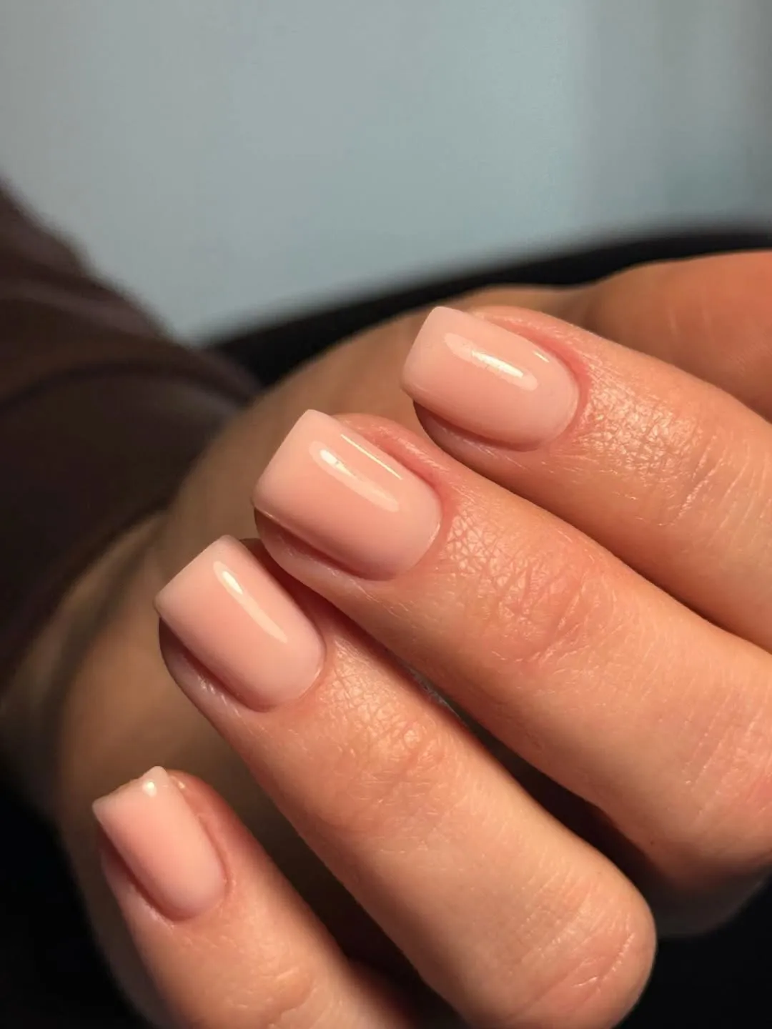 Ніжний nude-рожевий манікюр з глянцевим покриттям