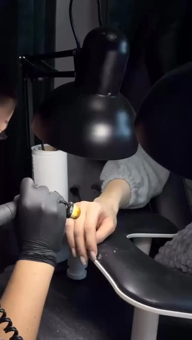 Процес манікюру в студії