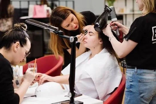 Послуга в шість рук — три майстри працюють одночасно: манікюр, макіяж та укладка