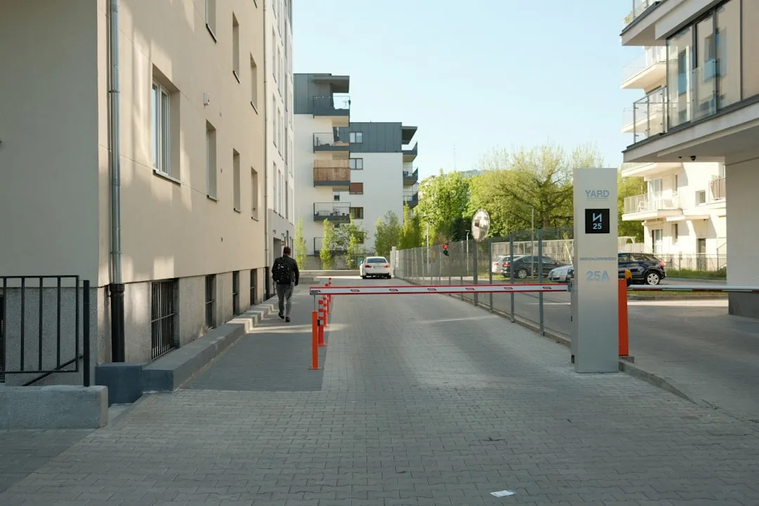 Сучасний житловий комплекс з автоматичним шлагбаумом та контрольованим доступом