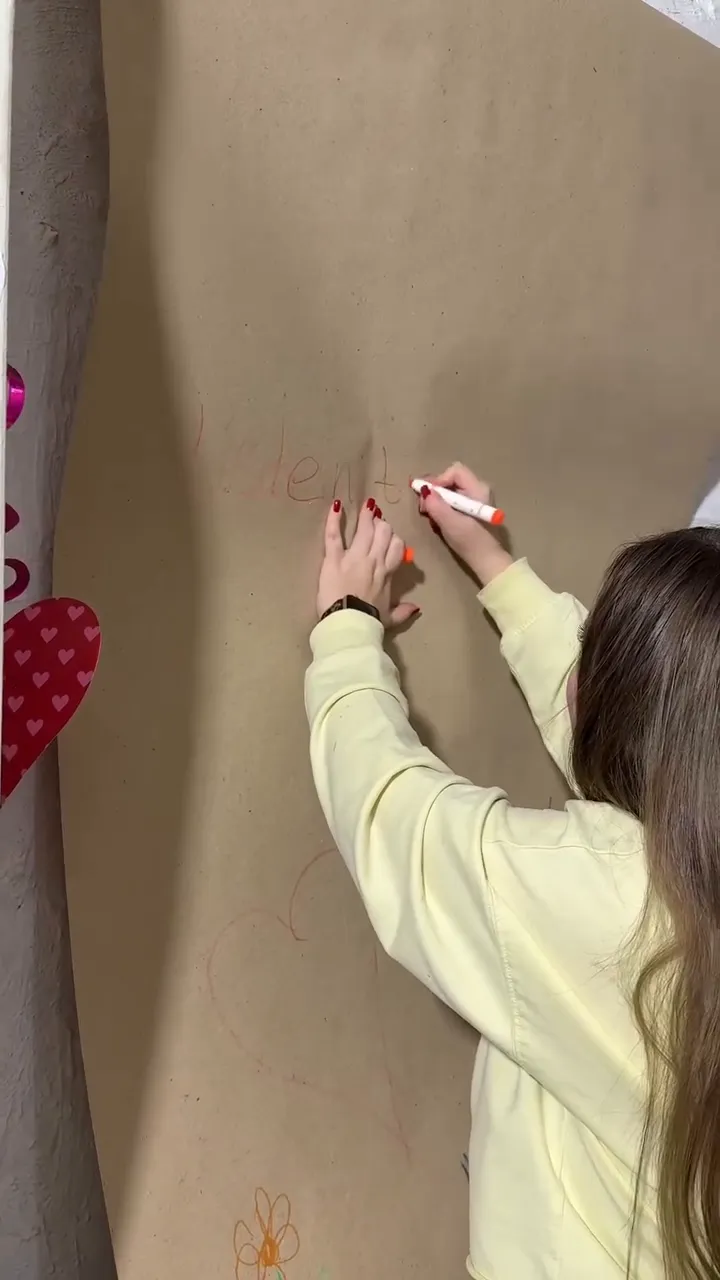 Дівчина малює на стіні — антістрес-розмальовки в Шандарашці