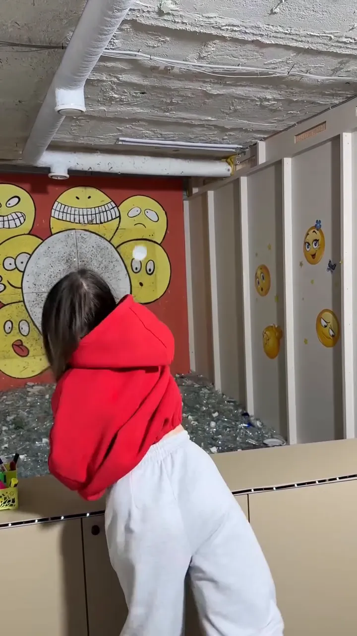 Дівчина серед емодзі — стан накопиченого стресу