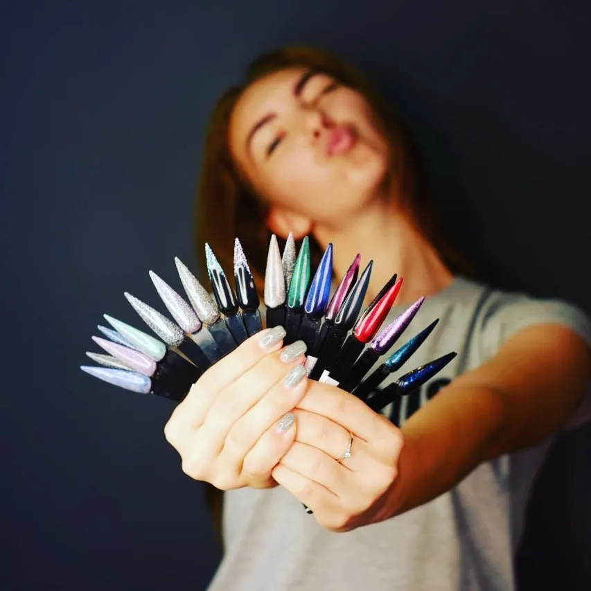 Вікторія — майстер манікюру з палітрою кольорів