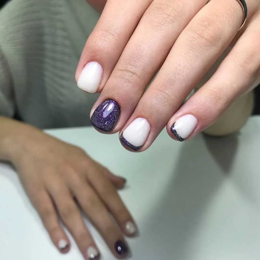 Білий манікюр з фіолетовими акцентами та блискітками