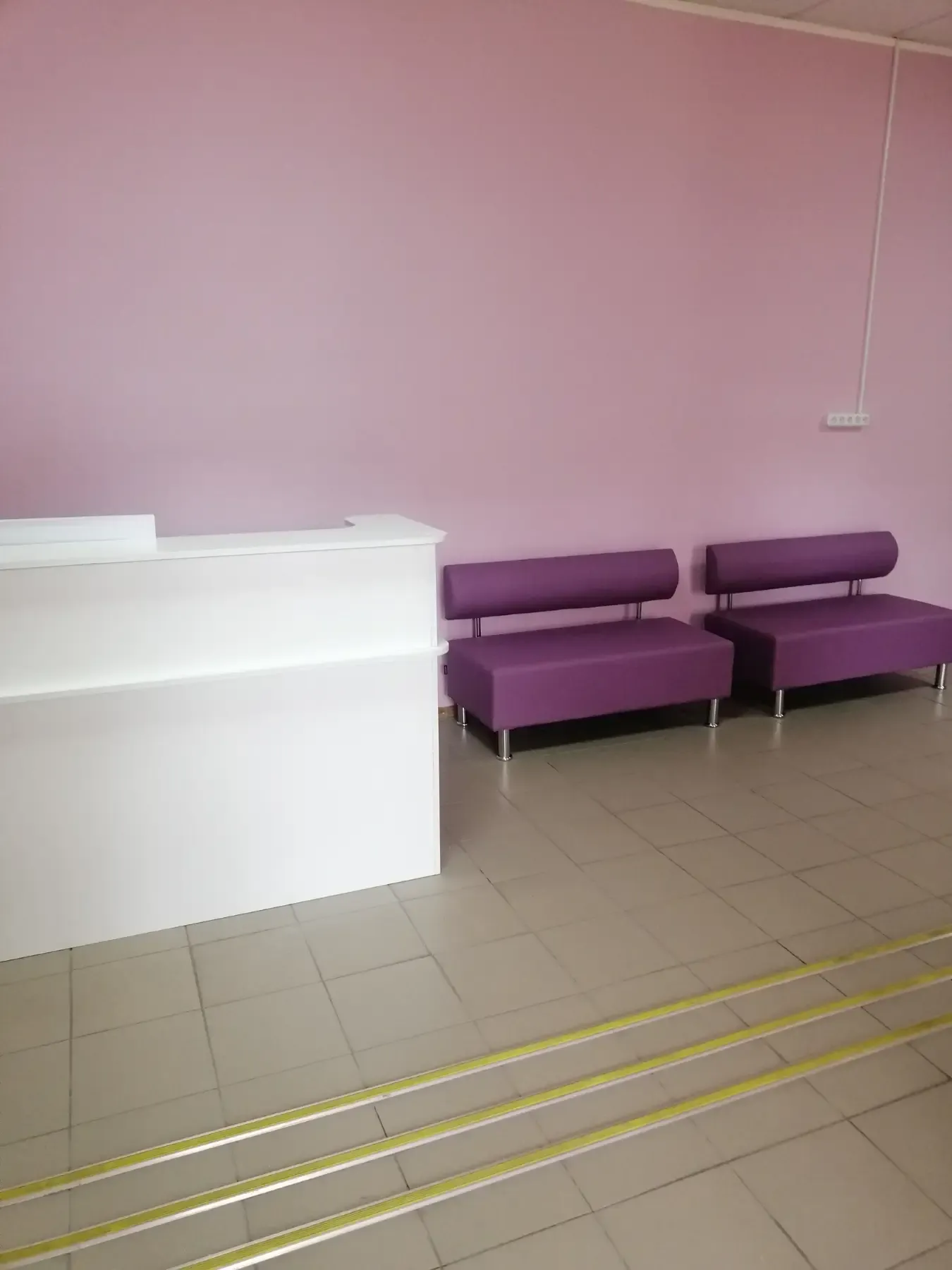 Інтер'єр клініки МикоЛєн — зона очікування з комфортними диванами